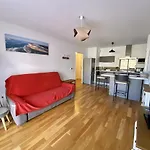 A Pour 2 Personnes Avec Terrasse Et Parking - Fr-1-474-38 Apartment